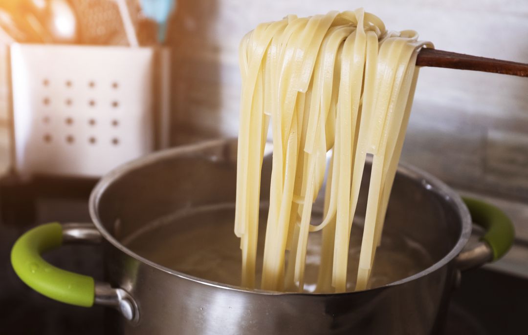 Esta técnica te ayudará a escurrir la pasta de una forma mucho más sencilla y eficaz. Esta técnica te ayudará a escurrir la pasta de una forma mucho más sencilla y eficaz.