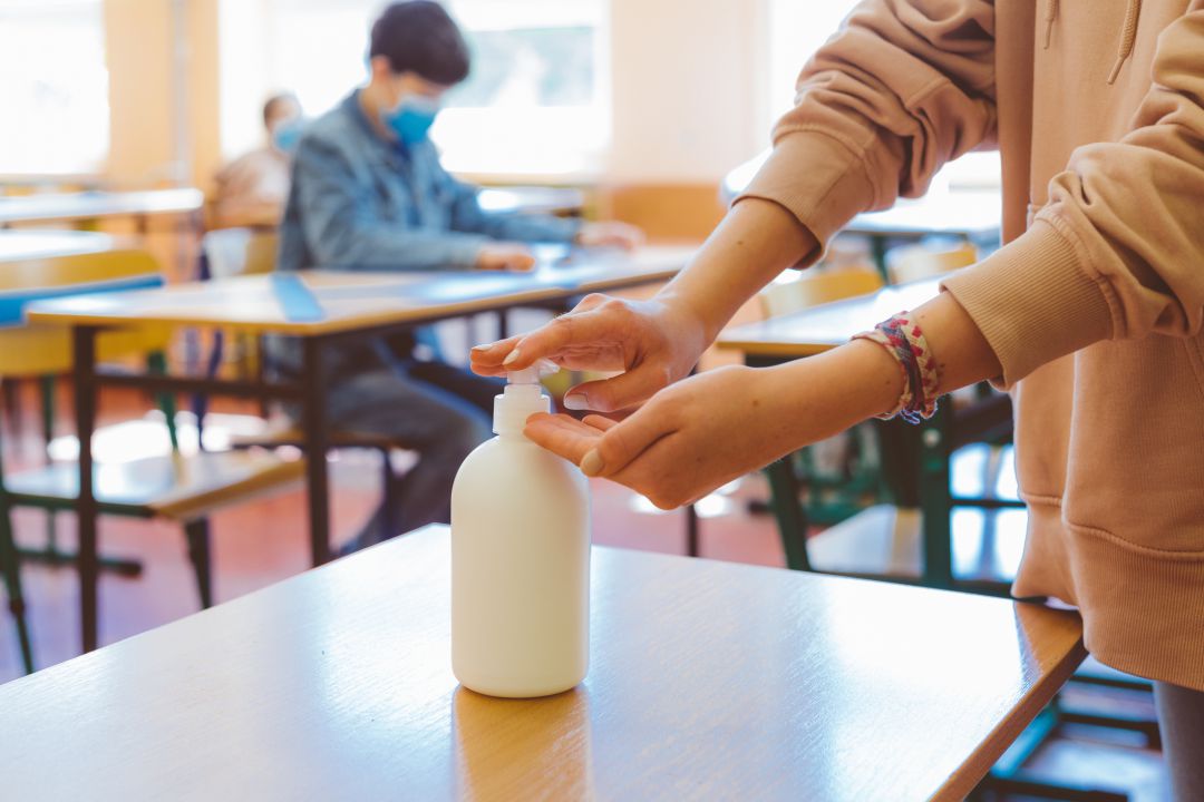 Uso de desinfectante en las aulas Uso de desinfectante en las aulas