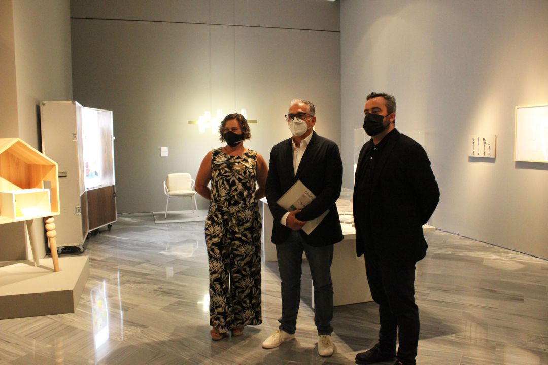 Raquel Tamarit, secretaria autonómica de Cultura; Xavier Giner, comisario de la exposición, y Raül Llopis, edil de Cultura en una de la salas de la muestra en el IVAM CADA Alcoi. Raquel Tamarit, secretaria autonómica de Cultura; Xavier Giner, comisario de la exposición, y Raül Llopis, edil de Cultura en una de la salas de la muestra en el IVAM CADA Alcoi.