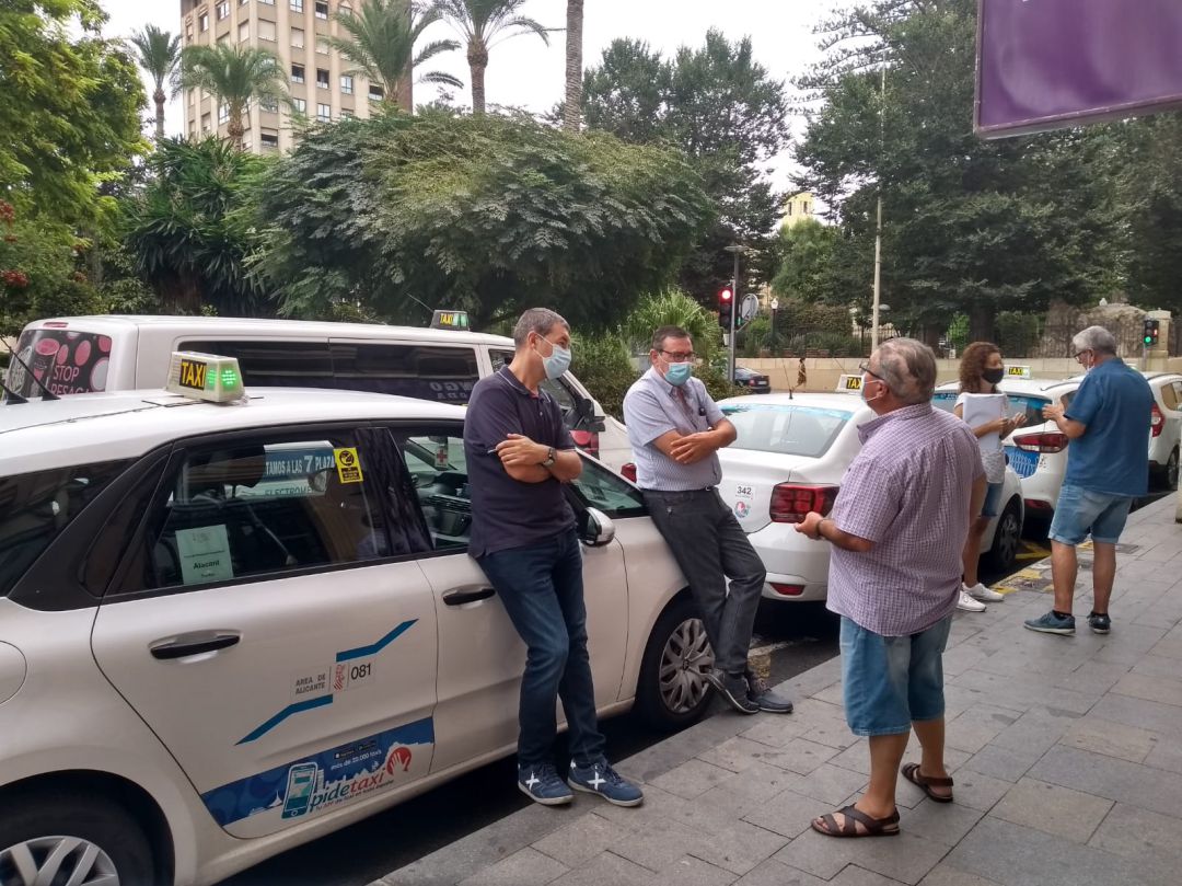 Taxistas esperando clientes en la parada de la Plaza de España. Taxistas esperando clientes en la parada de la Plaza de España.