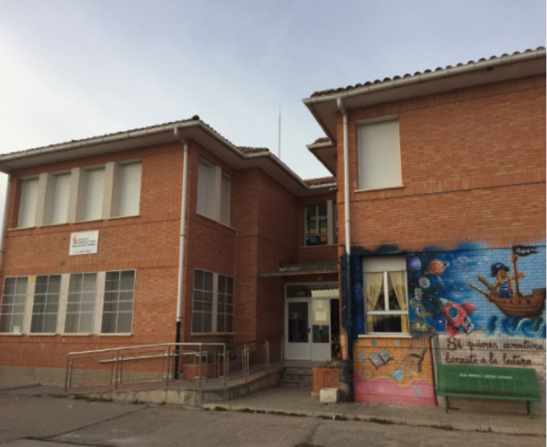 Entrada al edificio en el que se encuentra el comedor escolar del colegio Entrada al edificio en el que se encuentra el comedor escolar del colegio