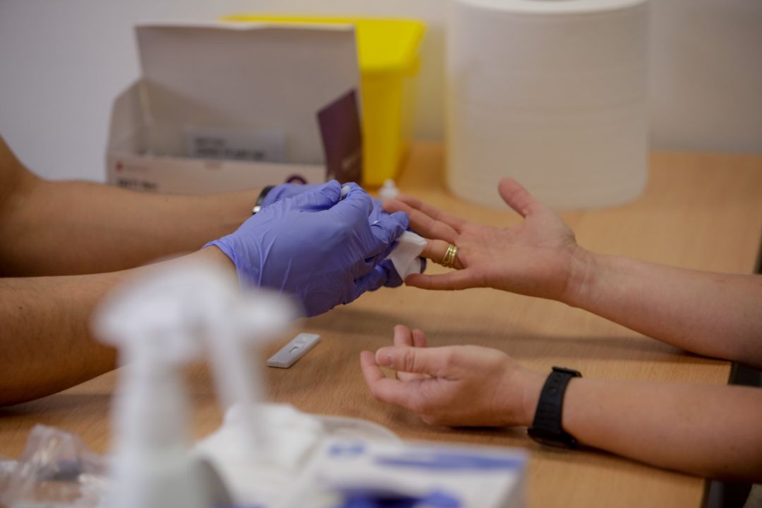 Personal sanitario saca una muestra de sangre para un test de coronavirus Personal sanitario saca una muestra de sangre para un test de coronavirus