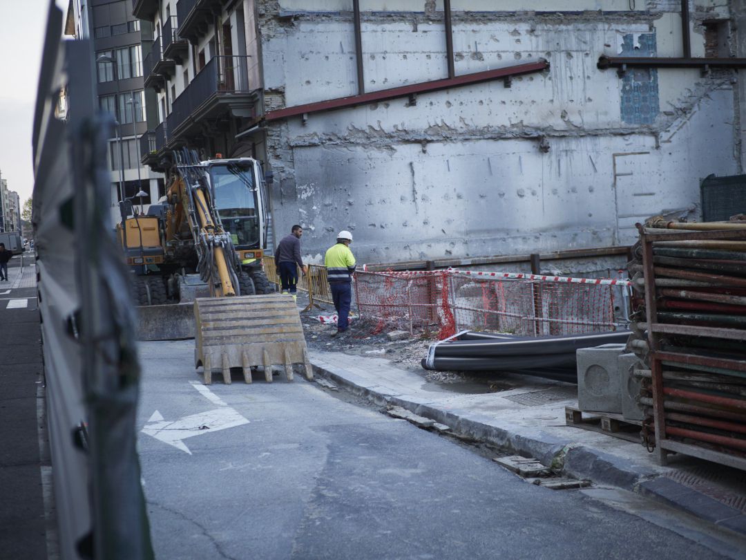 Varios trabajadores de la construcción trabajan en una obra Varios trabajadores de la construcción trabajan en una obra