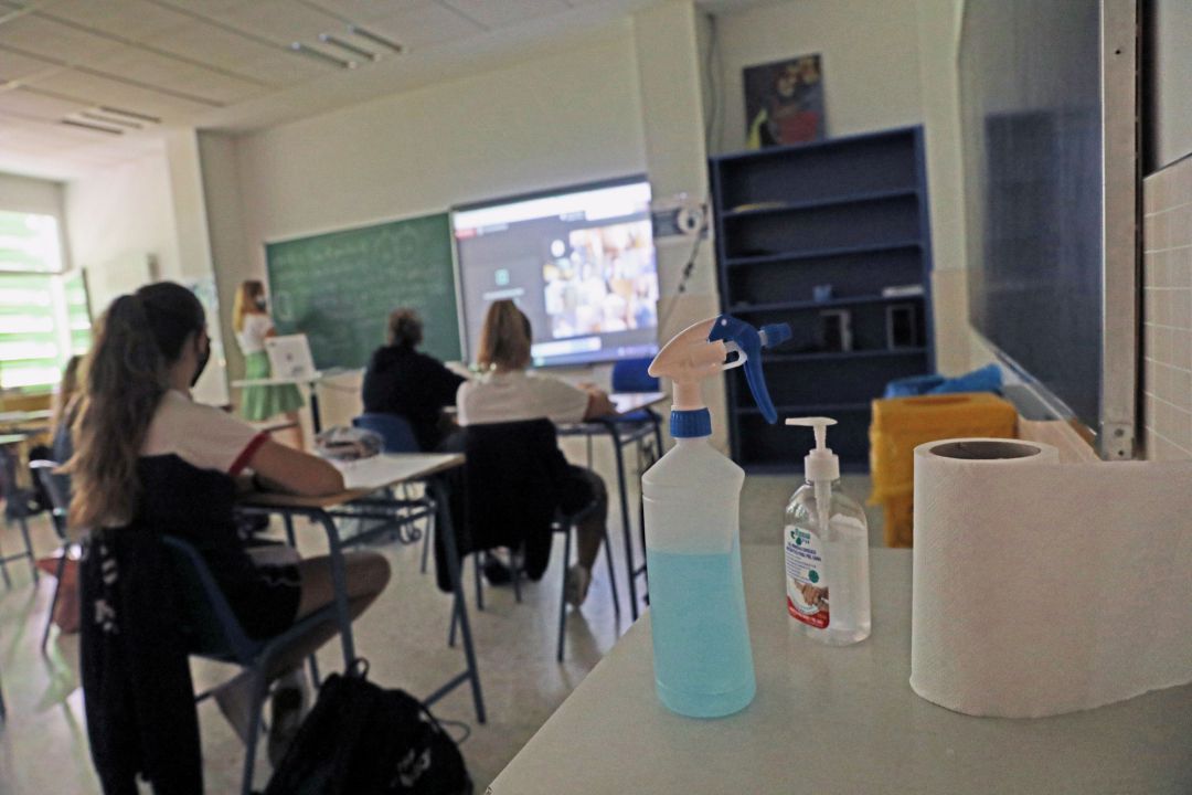 Productos desinfectantes colocados en los pupitres desde donde los alumnos atienden a las clases Productos desinfectantes colocados en los pupitres desde donde los alumnos atienden a las clases