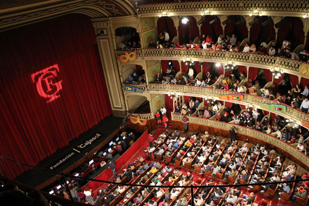 Imagen del interior del Gran Teatro Falla en una función de Carnaval Imagen del interior del Gran Teatro Falla en una función de Carnaval