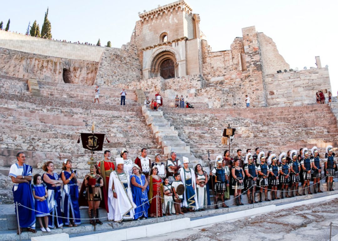Festeros en el Teatro Romano de Cartagena. Festeros en el Teatro Romano de Cartagena.