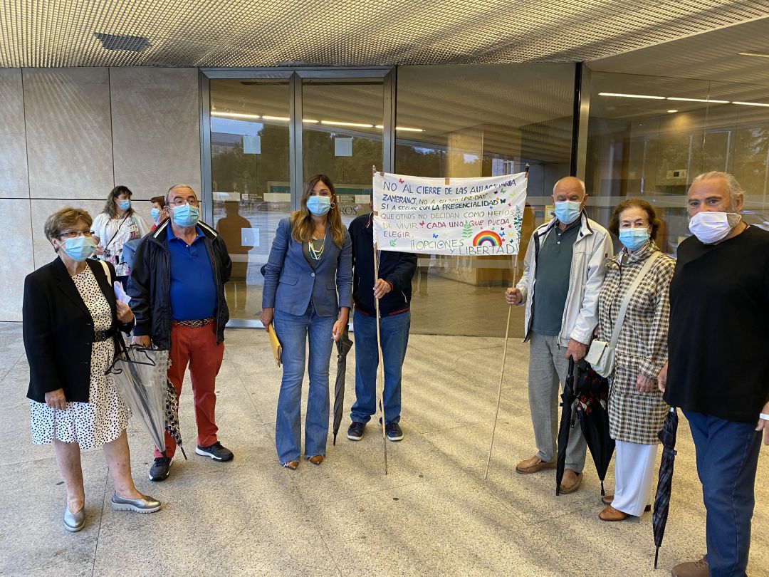 La portavoz del PP, Carolina Blasco, junto al grupo que ha protestado durante estos días en la ciudad por la no apertura de las Aulas María Zambrano La portavoz del PP, Carolina Blasco, junto al grupo que ha protestado durante estos días en la ciudad por la no apertura de las Aulas María Zambrano