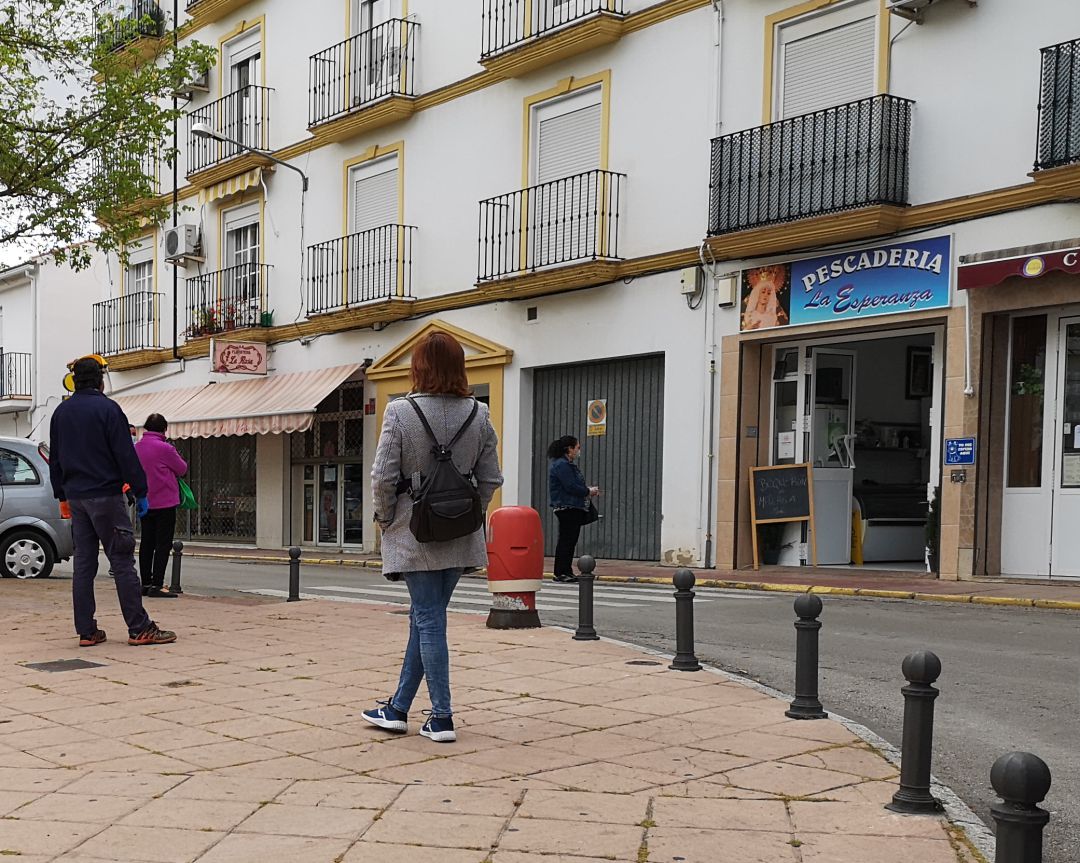 Foto de archivo. Ciudadanos rondeños guardan cola para acceder a un comercio Foto de archivo. Ciudadanos rondeños guardan cola para acceder a un comercio