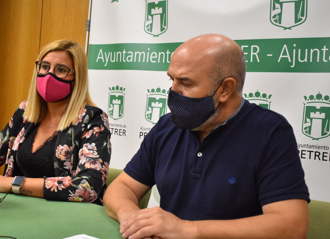 La alcaldesa y el edil de Hacienda de Petrer anuncian nuevas inversiones La alcaldesa y el edil de Hacienda de Petrer anuncian nuevas inversiones