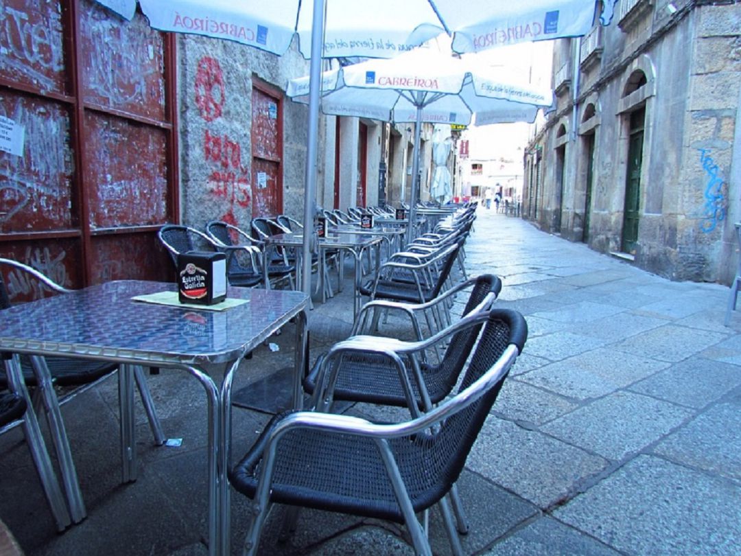 Terraza vacía en el casco viejo de Ourense. Terraza vacía en el casco viejo de Ourense.