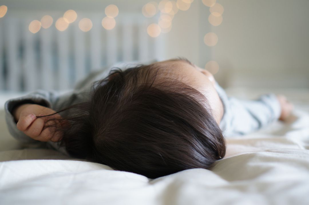 Un bebé duerme plácidamente Un bebé duerme plácidamente