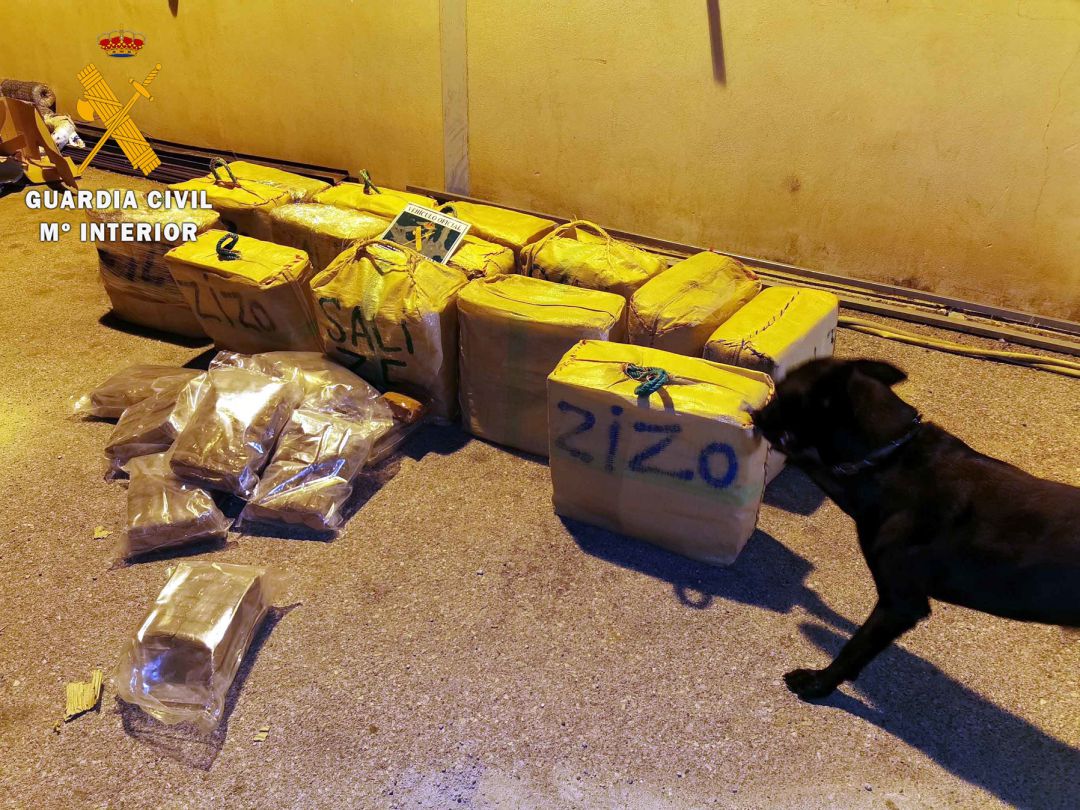 La Guardia Civil descubre cuatrocientos cincuenta y dos kilos de hachís escondidos entre la carga de un camión. La Guardia Civil descubre cuatrocientos cincuenta y dos kilos de hachís escondidos entre la carga de un camión.