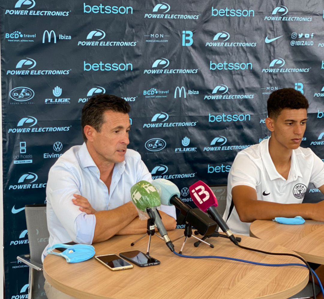 Amadeo Salvo, presidente de la UD en la presentación del último fichaje del club Amadeo Salvo, presidente de la UD en la presentación del último fichaje del club