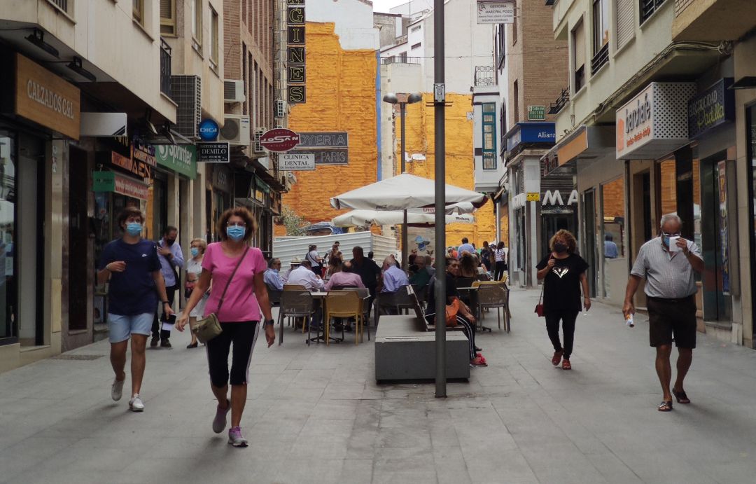 Varias personas con mascarilla pasean por la calle San Clemente de Jaén. Varias personas con mascarilla pasean por la calle San Clemente de Jaén.