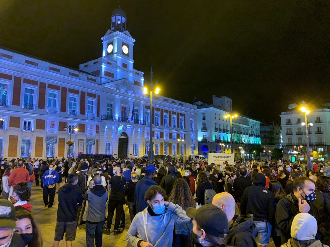 Una concentración protesta en Sol contra el confinamiento de 37 áreas de salud y reclama "sanidad pública". Una concentración protesta en Sol contra el confinamiento de 37 áreas de salud y reclama "sanidad pública".