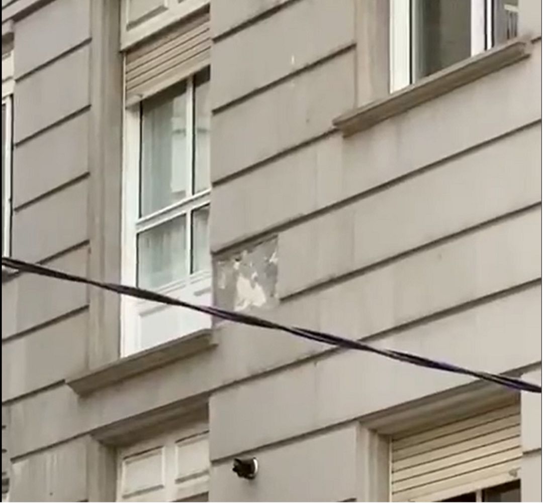 Loseta que cayó desde un tercer piso en la calle General Pardiñas de Vilagarcía Loseta que cayó desde un tercer piso en la calle General Pardiñas de Vilagarcía