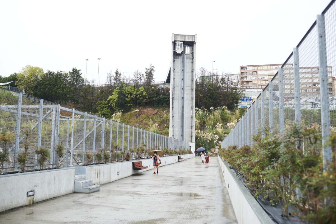 Puente pasarela en las inmediaciones de la calle Castilla,en Santander, donde, en un descampado, la Policía Nacional encontró restos humanos en avanzado estado de descomposición. Puente pasarela en las inmediaciones de la calle Castilla,en Santander, donde, en un descampado, la Policía Nacional encontró restos humanos en avanzado estado de descomposición.
