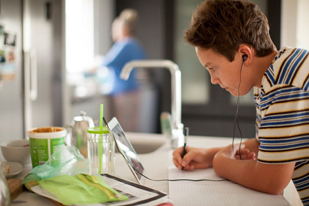 Estudiante siguiendo una clase desde casa Estudiante siguiendo una clase desde casa