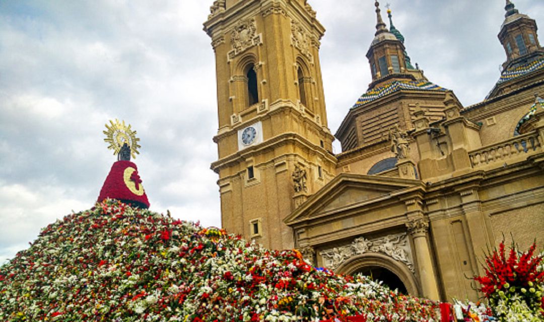 La Virgen del Pilar no lucirá este año 2020 su tradicional manto floral por la pandemia del coronavirus y se traslada este acto a los balcones particulares La Virgen del Pilar no lucirá este año 2020 su tradicional manto floral por la pandemia del coronavirus y se traslada este acto a los balcones particulares