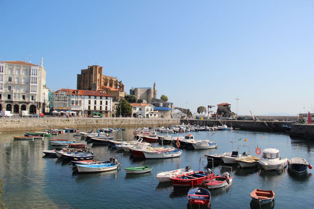 Puerto de Castro Urdiales y conjunto monumental. Puerto de Castro Urdiales y conjunto monumental.