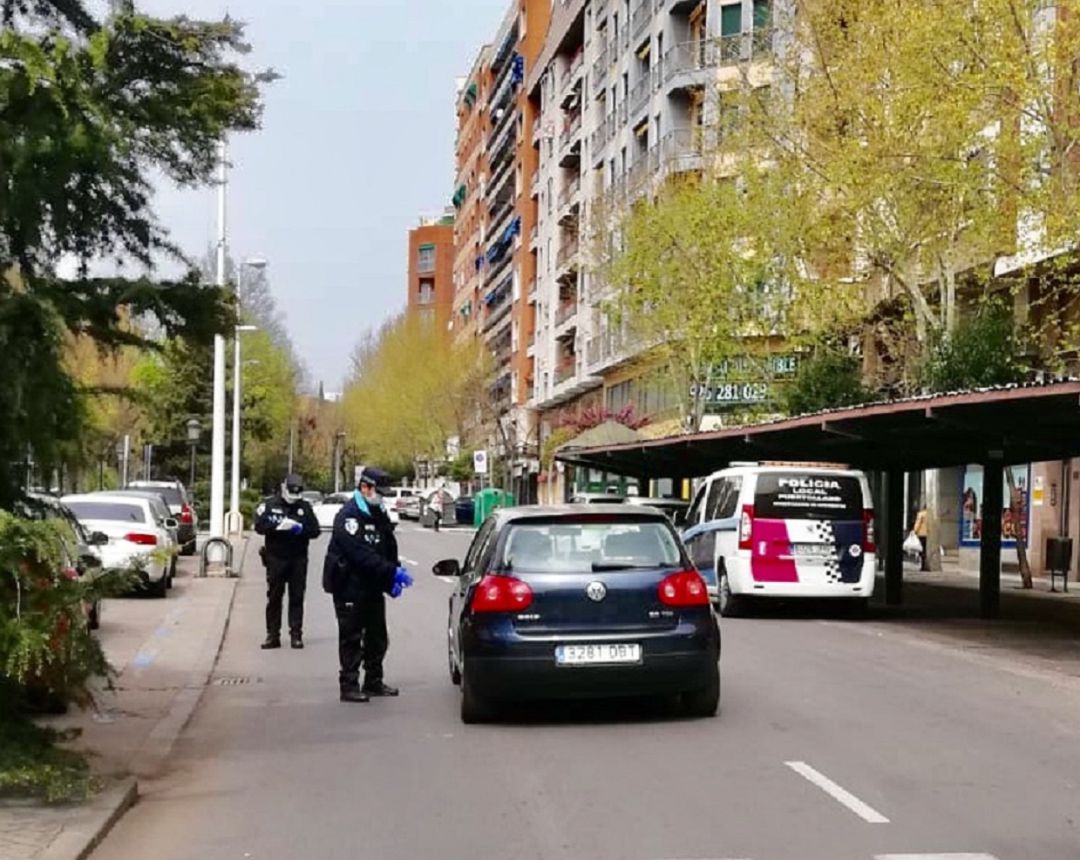 Imagen de archivo de agentes de Policía Local deteniendo a un vehículo en Puertollano Imagen de archivo de agentes de Policía Local deteniendo a un vehículo en Puertollano