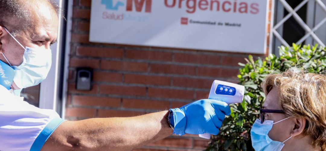Sanitario toma la temperatura Sanitario toma la temperatura