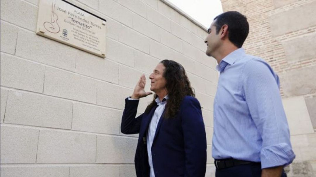 Tomatito junto a Ramón Fernández-Pacheco inaugurando su plaza en 2018 Tomatito junto a Ramón Fernández-Pacheco inaugurando su plaza en 2018