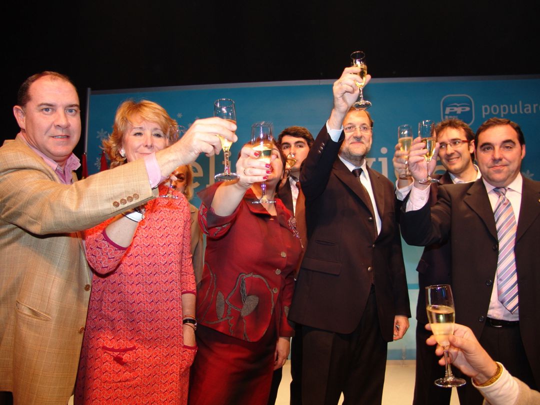 Rafael Marín (1d), en un acto en el año 2008 (cuando era concejal de gobierno en Ciempozuelos) junto a Mariano Rajoy, Esperanza Aguirre y José Carlos Boza (1i), exalcalde de Valdemoro y también investigado en la Operación Púnica. Rafael Marín (1d), en un acto en el año 2008 (cuando era concejal de gobierno en Ciempozuelos) junto a Mariano Rajoy, Esperanza Aguirre y José Carlos Boza (1i), exalcalde de Valdemoro y también investigado en la Operación Púnica.
