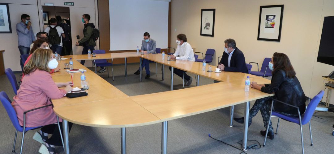 El alcalde de Parla, Ramón Jurado Rodríguez (2d), el alcalde de Fuenlabrada, Javier Ayala (3d), el alcalde de Pinto, Diego Ortiz (3i), la alcaldesa de Getafe, Sara Hernández (2i) y la alcadesa de Alcorcón, Natalia de Andrés (i) durante la reunión con los alcades de siete municipios del sur de la región (Fuenlabrada, Getafe, Leganés, Alcorcón, Móstoles, Parla y Arroyomolinos) celebrada este jueves en Fuenlabrada, Madrid, para poner en común políticas frente a la pandemia El alcalde de Parla, Ramón Jurado Rodríguez (2d), el alcalde de Fuenlabrada, Javier Ayala (3d), el alcalde de Pinto, Diego Ortiz (3i), la alcaldesa de Getafe, Sara Hernández (2i) y la alcadesa de Alcorcón, Natalia de Andrés (i) durante la reunión con los alcades de siete municipios del sur de la región (Fuenlabrada, Getafe, Leganés, Alcorcón, Móstoles, Parla y Arroyomolinos) celebrada este jueves en Fuenlabrada, Madrid, para poner en común políticas frente a la pandemia