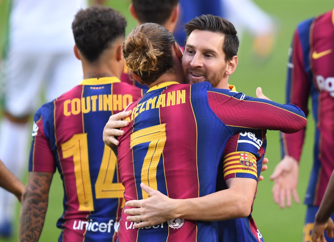 Messi se abraza a Griezmann Messi se abraza a Griezmann