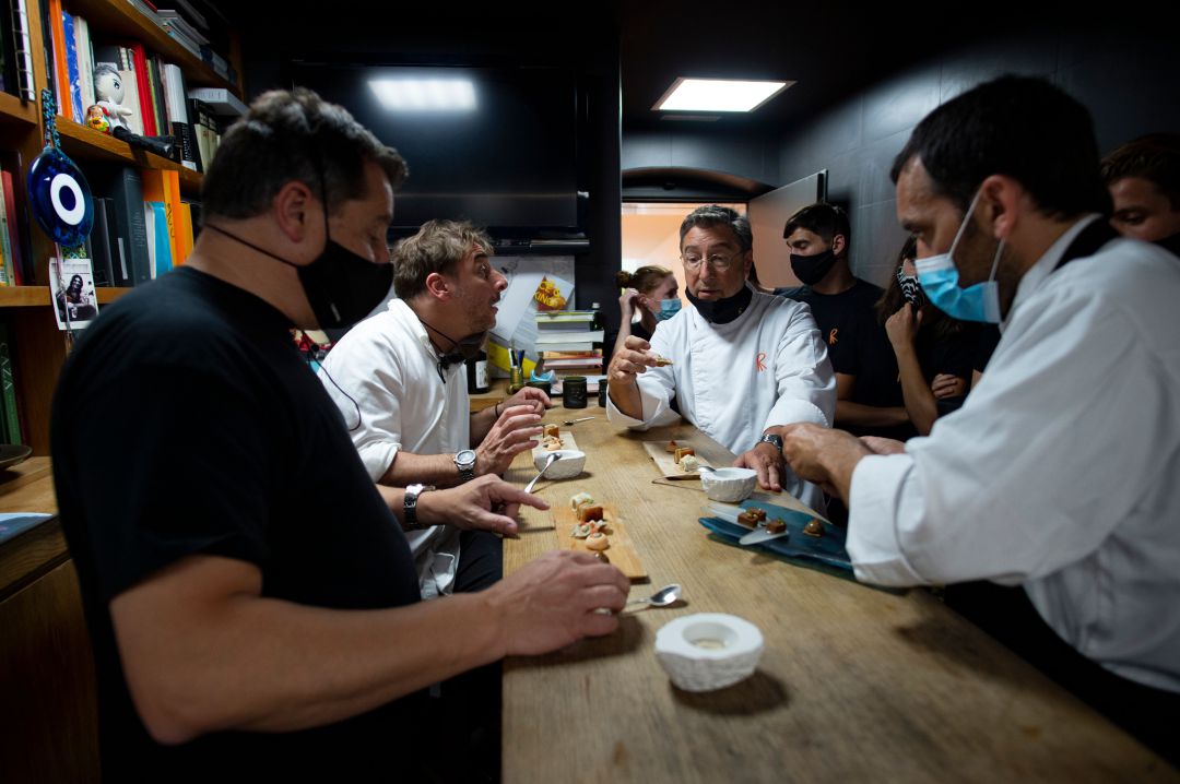 Los integrantes de El Celler de Can Roca conversan en una sala Los integrantes de El Celler de Can Roca conversan en una sala
