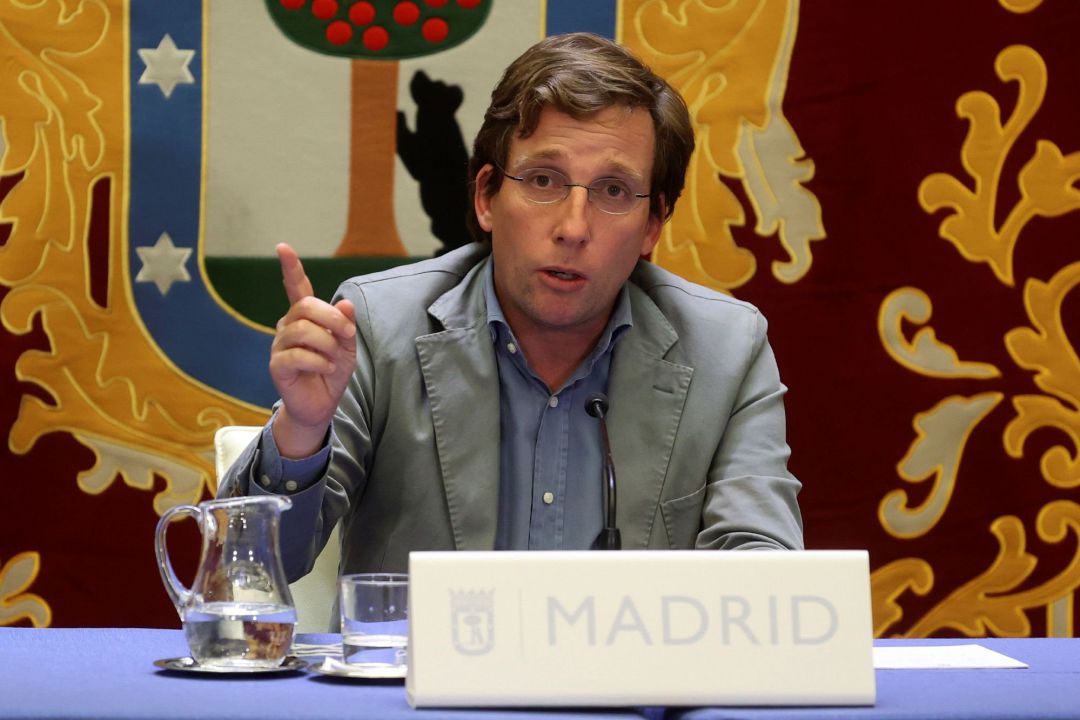 El alcalde de Madrid, José Luis Martínez-Almeida, durante la rueda de prensa que ha ofrecido este viernes tras la reunión de la Junta de Gobierno extraordinaria del Ayuntamiento de Madrid para analizar las restricciones a la movilidad que ha anunciado el Gobierno regional para frenar el coronavirus. El alcalde de Madrid, José Luis Martínez-Almeida, durante la rueda de prensa que ha ofrecido este viernes tras la reunión de la Junta de Gobierno extraordinaria del Ayuntamiento de Madrid para analizar las restricciones a la movilidad que ha anunciado el Gobierno regional para frenar el coronavirus.