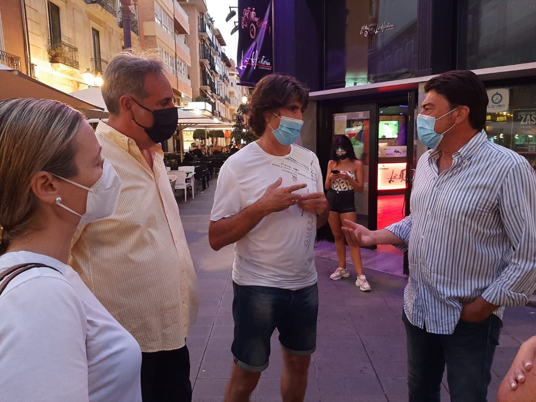 El presidente de ALROA, Javier Galdeano conversa con el alcalde Luis Barcala y los ediles Manuel Jiménez y Lidia López en una imagen de archivo El presidente de ALROA, Javier Galdeano conversa con el alcalde Luis Barcala y los ediles Manuel Jiménez y Lidia López en una imagen de archivo