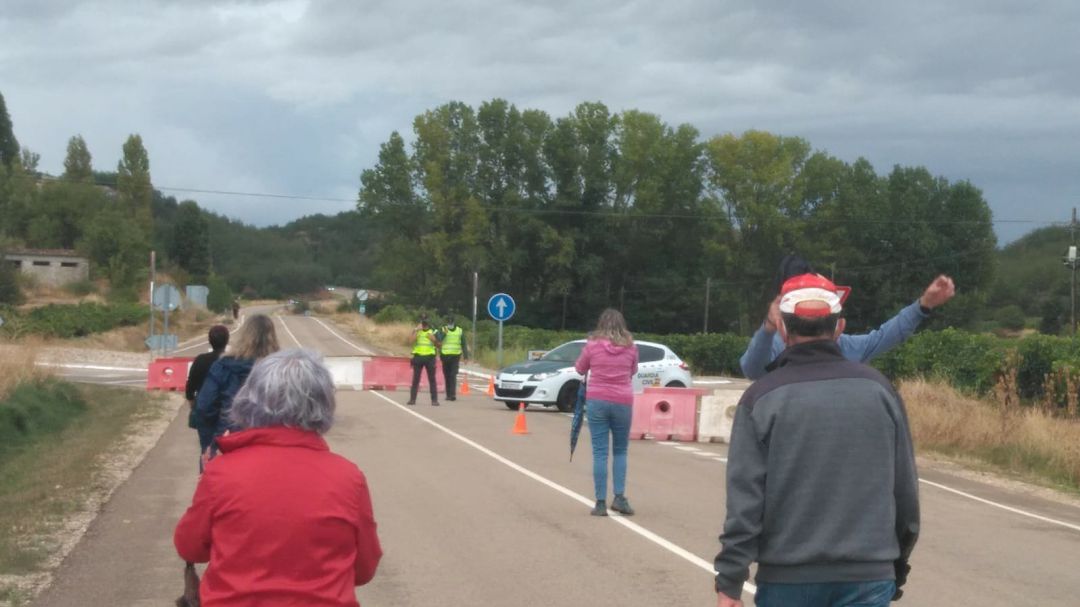 Varios vecinos de Sotillo se acercaron hasta el acceso cortado para protestar contra esta medida Varios vecinos de Sotillo se acercaron hasta el acceso cortado para protestar contra esta medida