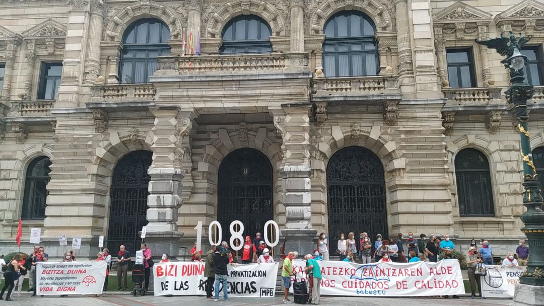 Los pensionistas frente a la Diputación de Bizkaia. Los pensionistas frente a la Diputación de Bizkaia.