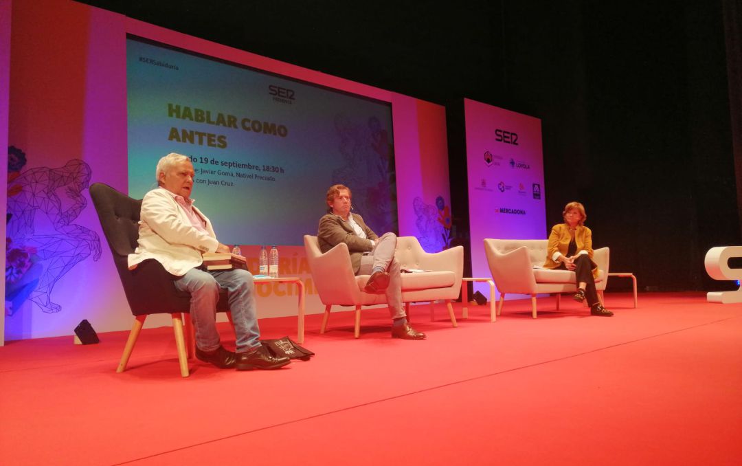 Javier Gomá y Nativel Previado conversan con Juan Cruz. Javier Gomá y Nativel Previado conversan con Juan Cruz.