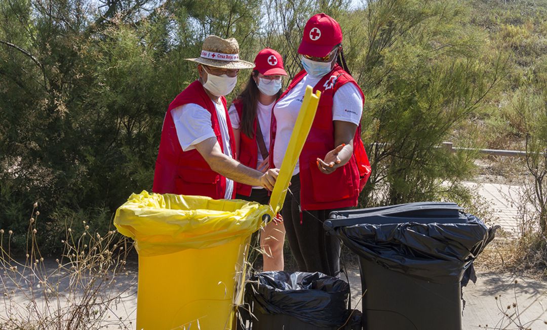Este verano han colaborado 104 voluntarios de Cruz Roja en las tareas de vigilancia y prevención del espacio natural de la Devesa-Albufera de València. Este verano han colaborado 104 voluntarios de Cruz Roja en las tareas de vigilancia y prevención del espacio natural de la Devesa-Albufera de València.