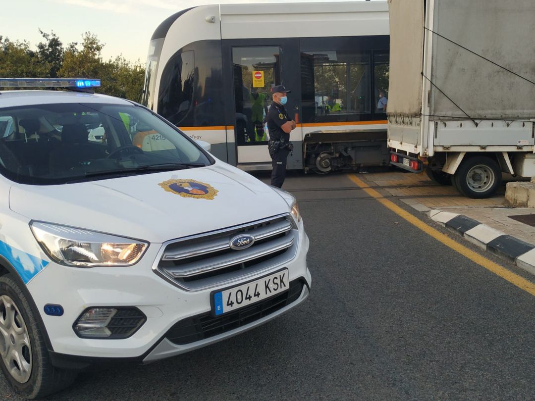 El accidente entre un tranvía y un vehículo en València ha obligado a cortar la circulación de las L4 y L6, que se ha restablecido a última hora del sábado. El accidente entre un tranvía y un vehículo en València ha obligado a cortar la circulación de las L4 y L6, que se ha restablecido a última hora del sábado.