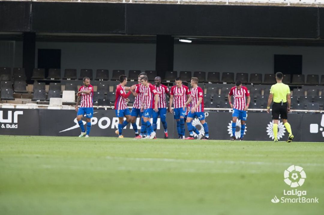 Los jugadores del Sporting celebran el gol de Gragera en Cartagonova. Los jugadores del Sporting celebran el gol de Gragera en Cartagonova.