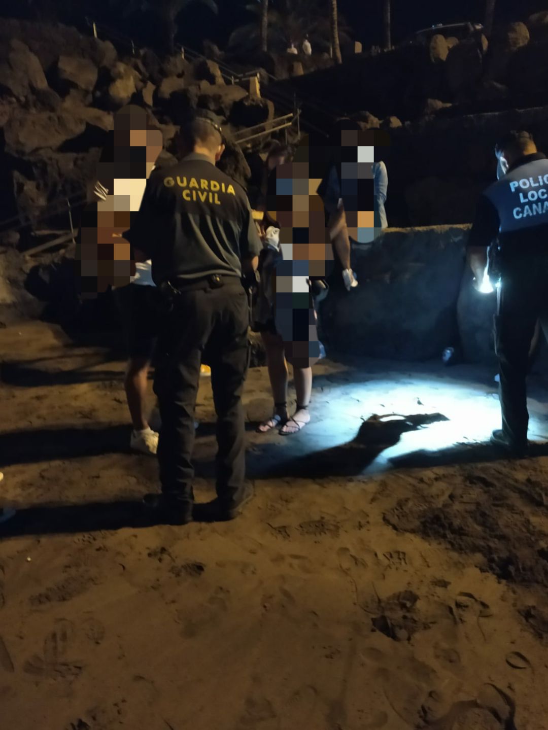 Intervención de la Guardia Civil y la Policía Local de Tías en Puerto del Carmen. Intervención de la Guardia Civil y la Policía Local de Tías en Puerto del Carmen.