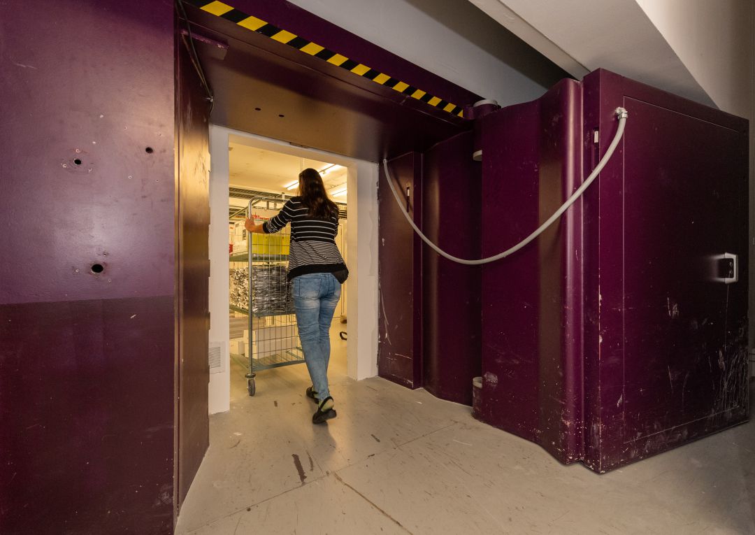 Una mujer transporta varias muestras en un laboratorio en Dresden Una mujer transporta varias muestras en un laboratorio en Dresden