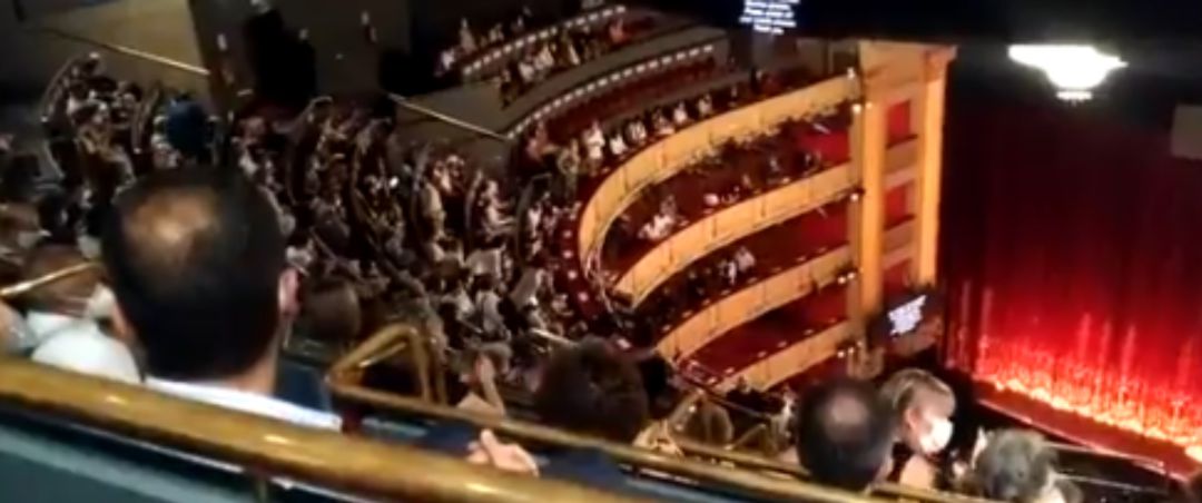 Paralizada la función del Teatro Real por las protestas del público. Paralizada la función del Teatro Real por las protestas del público.