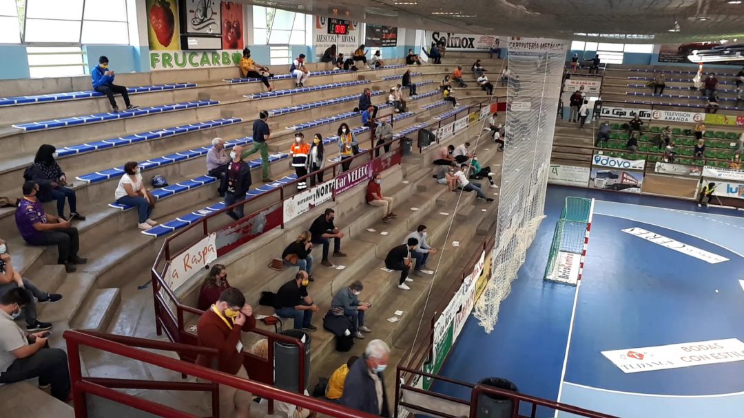 Los espectadores en la grada y en su acceso al Príncipe antes del inicio del partido del sábado. Los espectadores en la grada y en su acceso al Príncipe antes del inicio del partido del sábado.