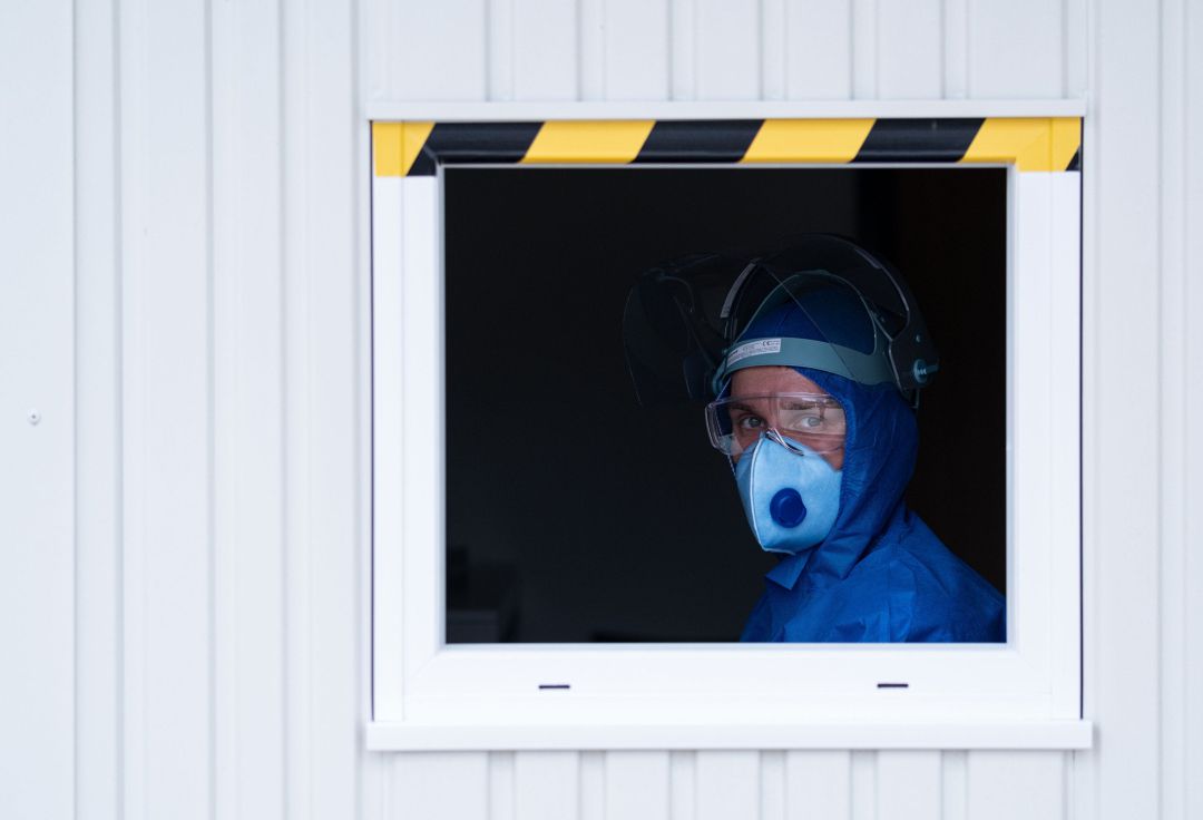 Un médico se asoma a la ventana de un centro de tests de coronavirus, en una imagen de archivo Un médico se asoma a la ventana de un centro de tests de coronavirus, en una imagen de archivo
