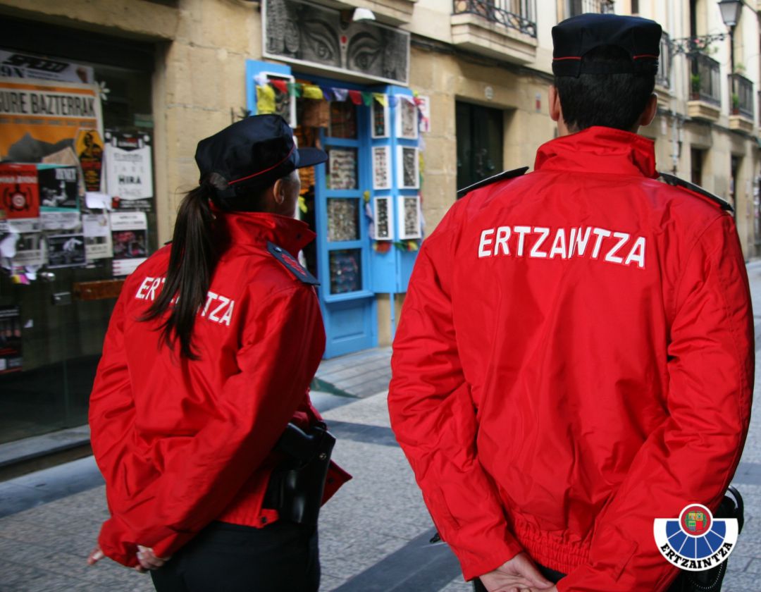 Dos agentes de la Ertzaintza patrullan la calle a pie, en una imagen de archivo Dos agentes de la Ertzaintza patrullan la calle a pie, en una imagen de archivo