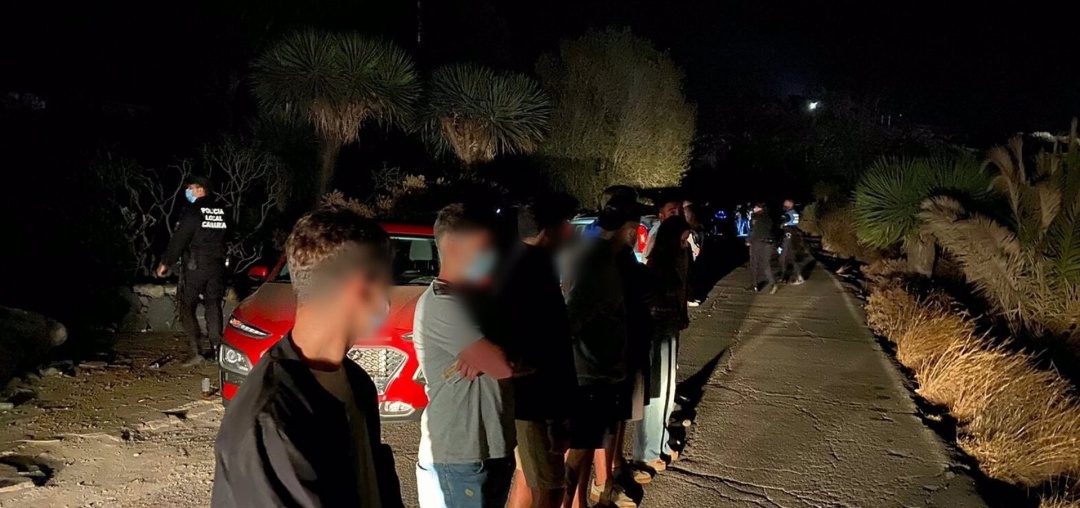Varios agentes del cuerpo de la Policía Local de Santa Cruz de Tenerife actuaron durante la noche en el Parque de Las Mesas donde se han disuelto varios botellones Varios agentes del cuerpo de la Policía Local de Santa Cruz de Tenerife actuaron durante la noche en el Parque de Las Mesas donde se han disuelto varios botellones