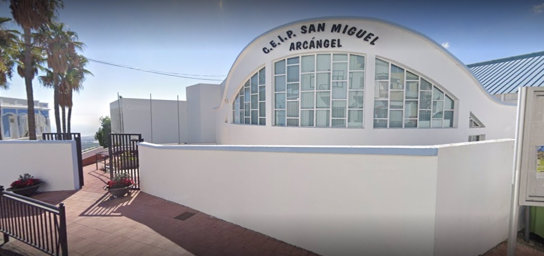 Fachada del Centro de Educación de Infantil y Primaria San Miguel Arcángel, ubicado en el municipio de San Miguel de Abona, al sur de Tenerife Fachada del Centro de Educación de Infantil y Primaria San Miguel Arcángel, ubicado en el municipio de San Miguel de Abona, al sur de Tenerife