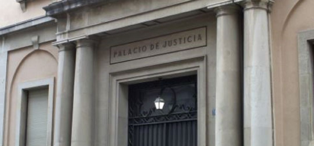 Fachada de la Audiencia provincial de Jaén. Fachada de la Audiencia provincial de Jaén.
