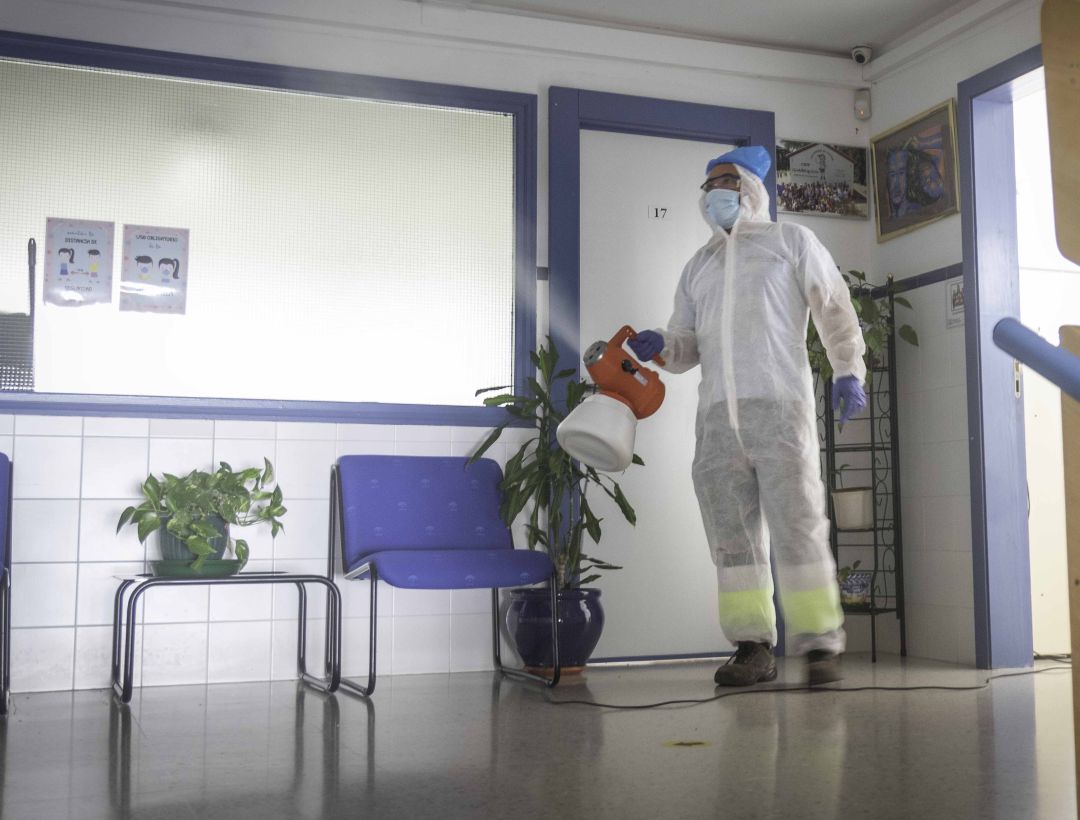 Labores de desinfección en el CEIP Guadalquivir Labores de desinfección en el CEIP Guadalquivir