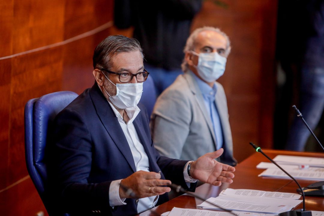 El consejero de Justicia, Interior y Víctimas, Enrique López (i), y el Consejero de Salud de la Comunidad de Madrid, Enrique Ruiz Escudero, durante la rueda de prensa posterior a la reunión de coordinación en el ámbito del PLATERCAM, en Pozuelo de Alarcón. El consejero de Justicia, Interior y Víctimas, Enrique López (i), y el Consejero de Salud de la Comunidad de Madrid, Enrique Ruiz Escudero, durante la rueda de prensa posterior a la reunión de coordinación en el ámbito del PLATERCAM, en Pozuelo de Alarcón.